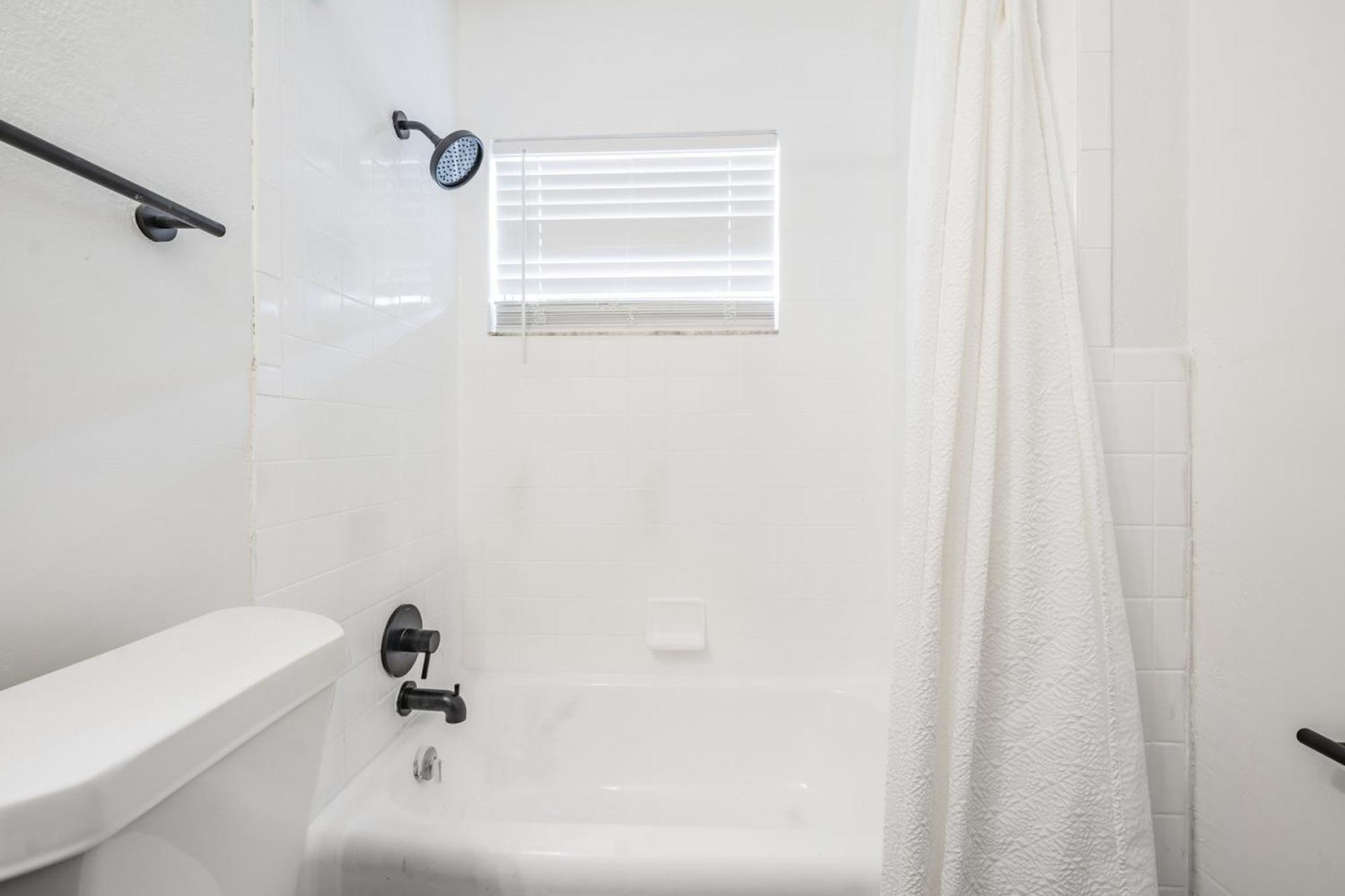 Spacious Studio Apartment Near Nightlife & Dining! เซนต์ปีเตอร์สเบิร์ก ภายนอก รูปภาพ