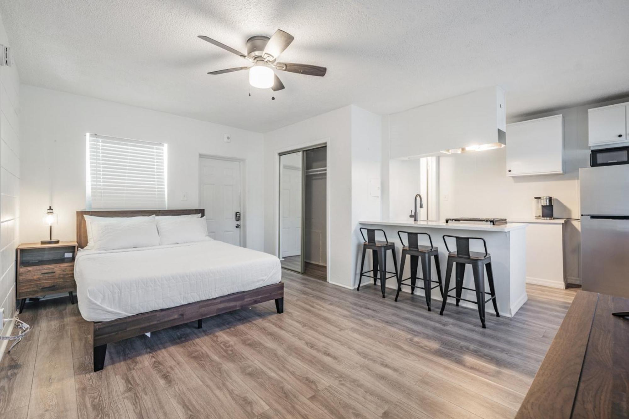 Spacious Studio Apartment Near Nightlife & Dining! เซนต์ปีเตอร์สเบิร์ก ภายนอก รูปภาพ