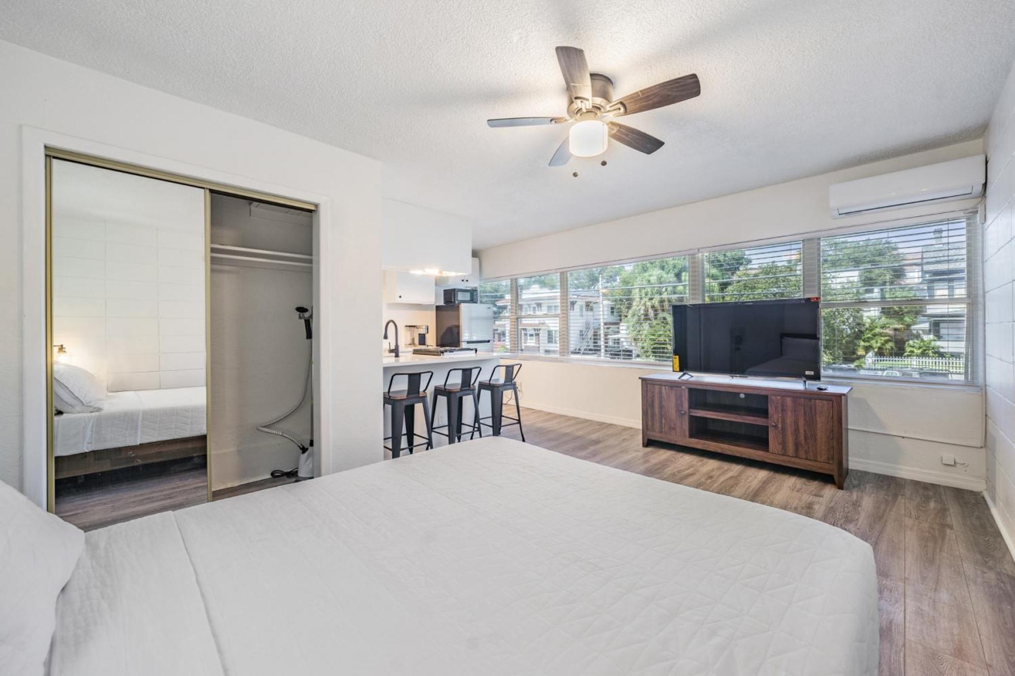 Spacious Studio Apartment Near Nightlife & Dining! เซนต์ปีเตอร์สเบิร์ก ภายนอก รูปภาพ